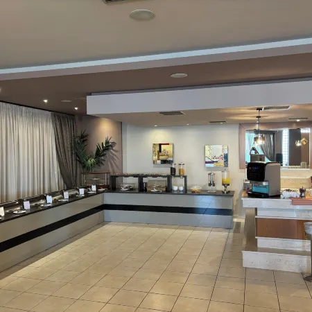 Achillio Hotel Отели рядом с достопримечательностью «Ратуша»