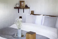 Trethowels Grey Hidden Hut - Apartments