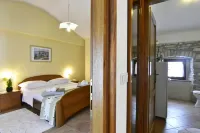 Bright stay with shared pool & BBQ in Tar - balcony