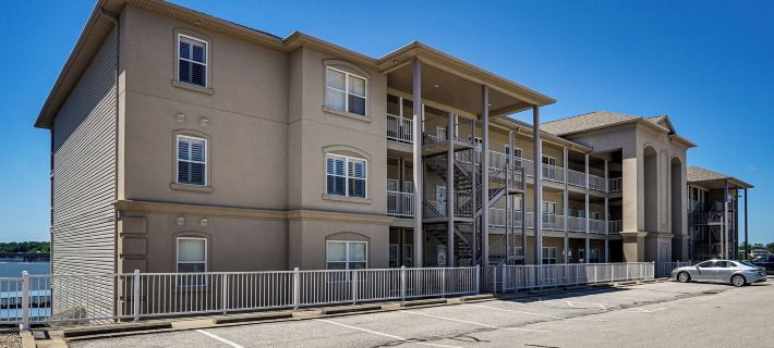 Lakefront Patio, Pool Access! Lands End Condo Hotels in Osage Beach