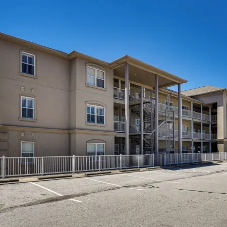 Lakefront Patio, Pool Access! Lands End Condo