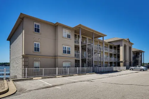 Lakefront Patio, Pool Access! Lands End Condo - 3-نجوم