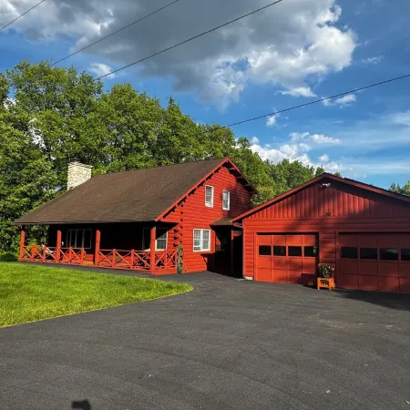 Country style log cabin on private 4 acres lot minutes from downtown Saratoga