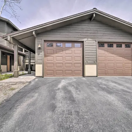 2 Mi to Donner Lake: Walkable Truckee Condo!