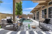 Designer Desert Oasis w/ Pool, Hot Tub, Outdoor Lounge the Riley by Avantstay - Bathtub