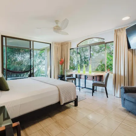 Luxurious, Modern Suite in the Rainforest with Ocean Views and 3 Resort Pools