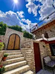The Golden View Guesthouse - Homestays