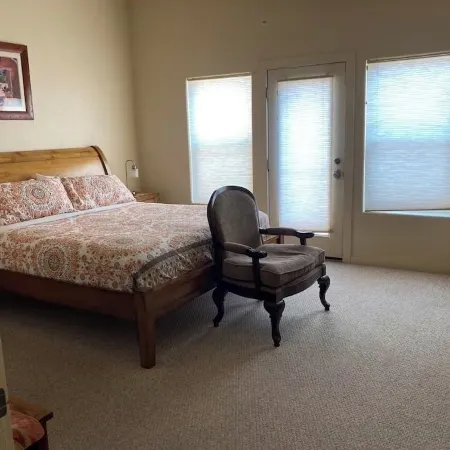 Lovely 3 bedroom condo with private hot tub!