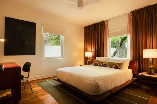 The Tucson Bungalow Designer Sam Hughes Retreat - Holiday bungalows