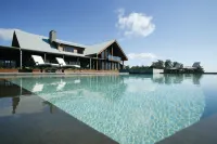 Spicers Peak Lodge - Pools
