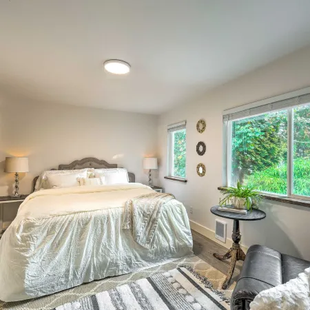 Farmhouse w/ Private Hot Tub < 1 Mile to Birch Bay