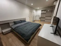 Spacious Entire House with shared Fitness Room and Shared Indoor Pool in club - شرفة