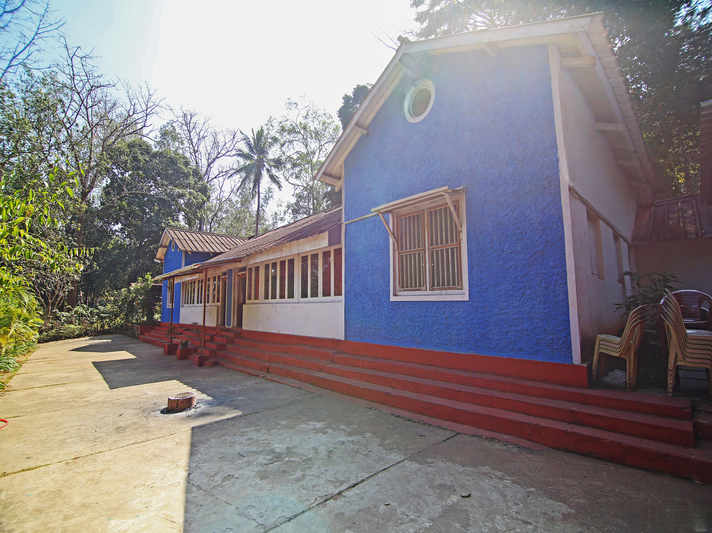 Hotel Exterior Wild Flower Photo