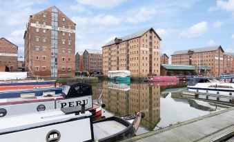 Elliot Oliver - Stylish 2 Bedroom Apartment with Parking in the Docks