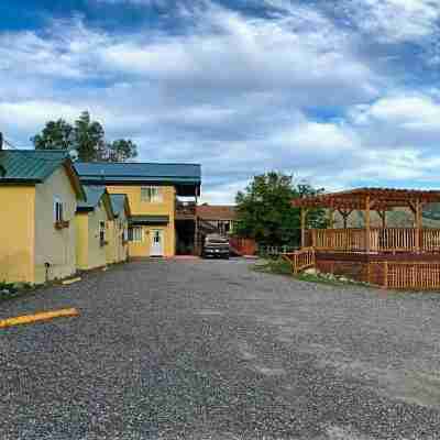 Yellowstone Riverside Cottages Hotel Exterior