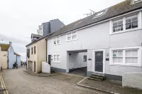 Harry's - 2 Bedroom Holiday Home - Tenby Hotels in 