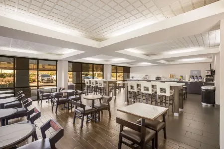 Clarion Pointe Forsyth I-75