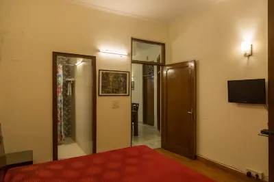 Room in BB - 1 Private Room in 3 Room Bnb in Hauz Khas in Center Delhi