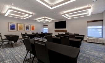 Holiday Inn Express & Suites Central Omaha