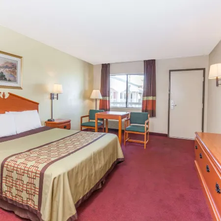 Super 8 by Wyndham Bakersfield/Central