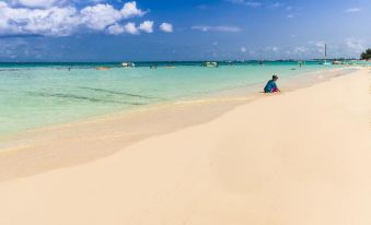 Hampton by Hilton Grand Cayman Seven Mile Beach