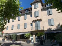 Logis Hôtel le Beaulieu فنادق في Comiac