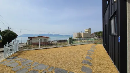 Namhae Kkontigo Pension 1 Отели в г. Намхэ