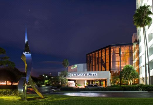 4. 엠버시 스위트 ..