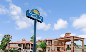 Days Inn & Suites by Wyndham Braunig Lake