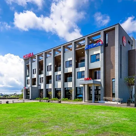 Thira Hotel Отели рядом с достопримечательностью «Кафе и кофейный музей Baum»