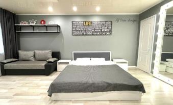 Studio apartment in the center with white bedding, perfectly clean, with a large mirror