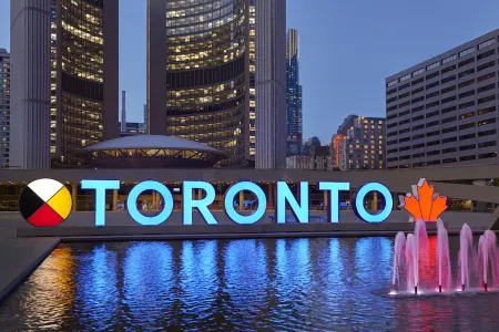 Marriott Downtown at CF Toronto Eaton Centre Отели рядом с достопримечательностью «Eskimo Art Gallery»