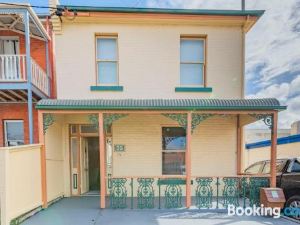 4 Bedroom House - Hobart CBD - Free Parking - Free Wifi