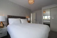 Dunfermline Luxury 3 Bedroom House Hotels in Dunfermline