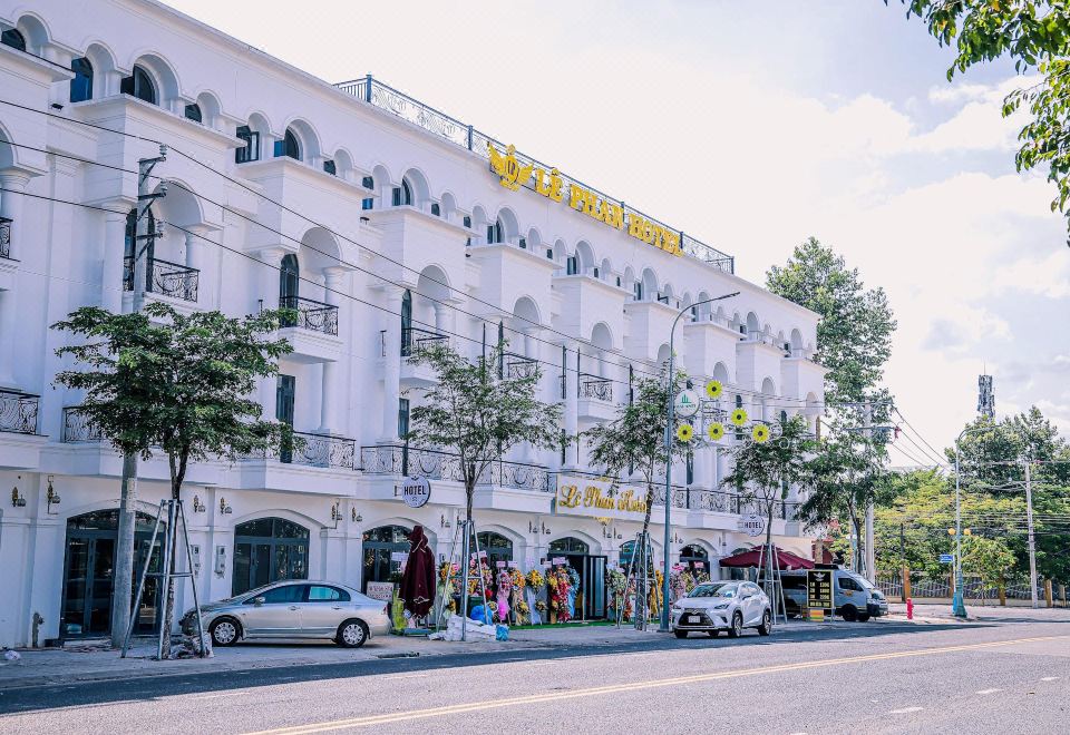 Le Phan Hotel의 깔끔한 로비 공간