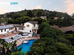 Romero by AvantStay Stunning Villa Close to Beach w Pool Spa