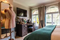 Hand and Spear Hotels near Argos Weybridge