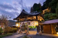 Kashiwagura Onsen Taishikan Hotels near Manpukuji Temple
