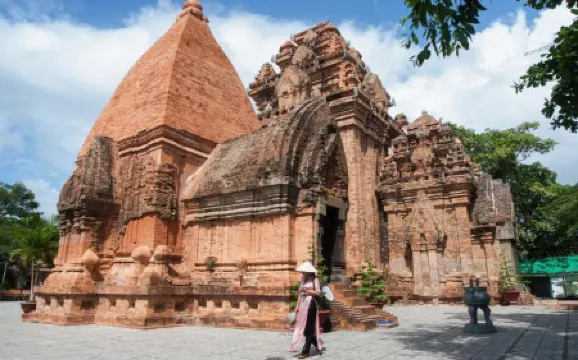 DTX Hotel Nha Trang Отели рядом с достопримечательностью «Лонг Шон»