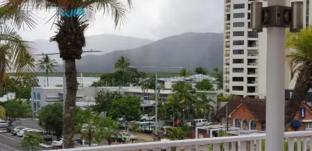 Ramada By Wyndham Cairns City Centre Отели рядом с достопримечательностью «Cairns Regional Gallery»