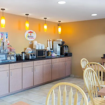 Super 8 by Wyndham Radcliff Ft. Knox Area