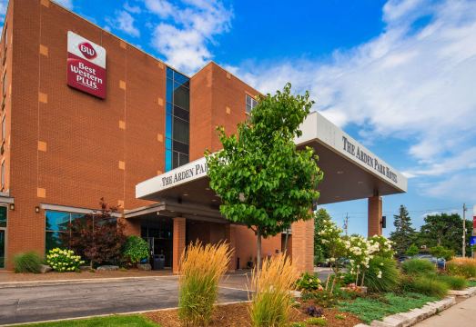 베스트 웨스턴 플러스 더 아든 파크 호텔의 넓은 로비와 수영장