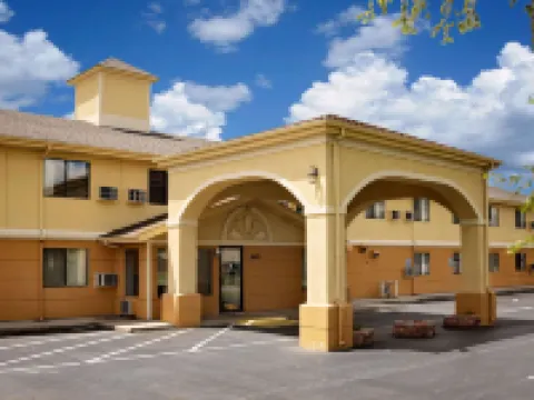 Super 8 by Wyndham Muncie/Ball St. College Area Hotels in Muncie