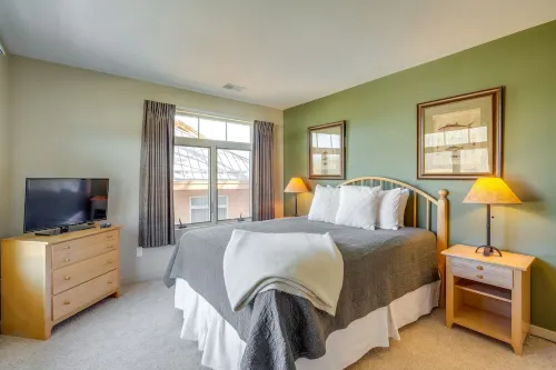 Ski-in/Ski-Out! Cozy Bellaire Resort Retreat! - parking
