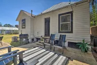 Cozy Livingston House w/ Fenced Yard + Patio! - parking