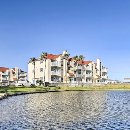 Corpus Christi Condo - Walk to Whitecap Beach!
