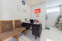 RedDoorz Syariah Near RS Hermina Sukabumi Các khách sạn ở Kadudampit