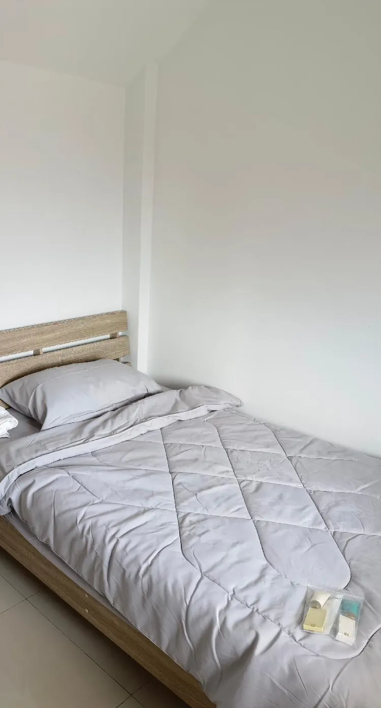 ห้องเดี่ยวมาตรฐาน (ห้องน้ำรวม, เครื่องปรับอากาศ)