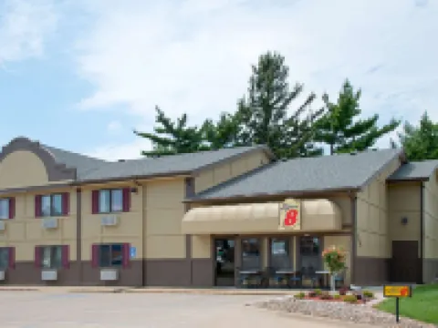 Super 8 by Wyndham Pella Hotels in Pella
