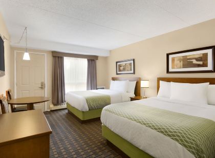 Colonial Square Inn & Suites